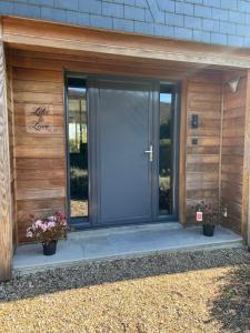 a front door of a house with two potted plants at Suite La Clé de la Liberté Maison Like and Love 25m2 avec coin salon in Duclair