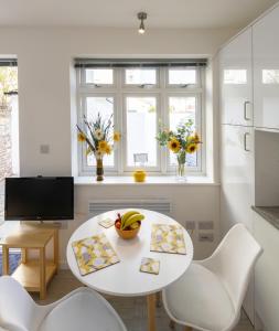 a living room with a white table and chairs at The Bake House in Worthing