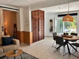 a living room with a table and a couch at Ons Spanje in Calpe