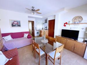 a living room with a table and a couch at Comeback Brisa Serena in Rubite