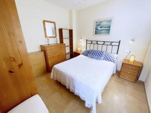 a bedroom with a bed and a dresser and a mirror at Comeback Brisa Serena in Rubite