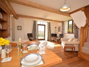 a living room with a table and a dining room at 2 Bed in Blagdon oc-tforg in Butcombe