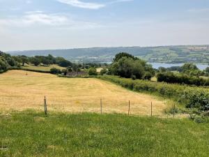 a field of grass with a fence in the middle at 2 Bed in Blagdon oc-tforg in Butcombe