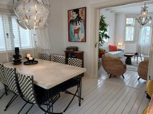 a living room with a dining table and chairs at Ons Buiten in Bergen