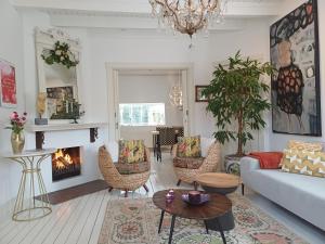 a living room with a couch and a fireplace at Ons Buiten in Bergen
