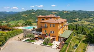 Luftaufnahme eines Hauses mit Pool in der Unterkunft Fortebraccio Hotel & Spa in Montone