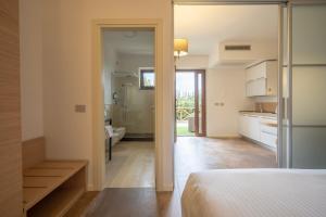 ein Zimmer mit einem Bett und einer Küche und einem Badezimmer in der Unterkunft Fortebraccio Hotel & Spa in Montone + 52 Fotos