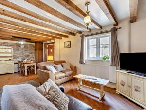 a living room with a couch and a tv at 2 Bed in Nottingham oc-47032 in Besthorpe