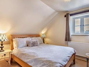 a bedroom with a bed with two lamps and a window at 2 Bed in Nottingham oc-47032 in Besthorpe