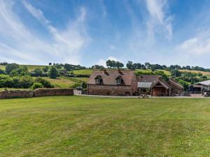 a large grass field in front of a house at 2 Bed in Nottingham oc-47032 in Besthorpe