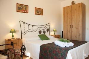 a bedroom with a bed with two towels on it at Villa los Solares Casa para grupos in Corcoya +62 photos