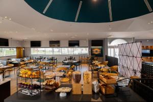 a restaurant with a bunch of tables and chairs at Ibis Monterrey Aeropuerto in Monterrey