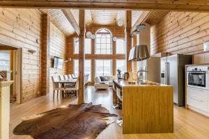 a kitchen and living room in a log house at Päijänteen Helmi 1 in Jämsä