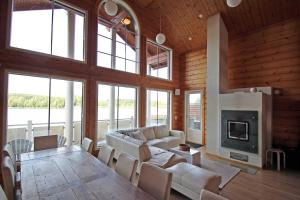 a living room with a couch and a fireplace at Päijänteen Helmi 1 in Jämsä