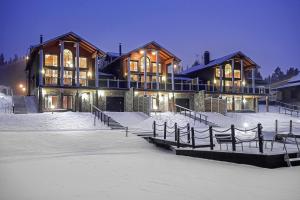a large house in the snow at night at Päijänteen Helmi 1 in Jämsä
