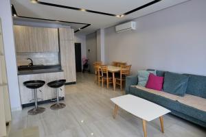 a living room with a couch and a table at Olive Qerret in Golem