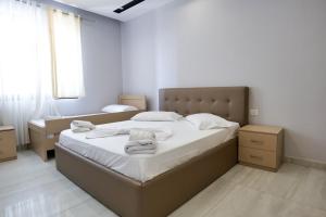 a bedroom with a large bed with towels on it at Olive Qerret in Golem