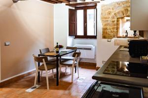 a kitchen and dining room with a table and chairs at Casa Vacanze Todi in Todi