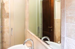 a bathroom with a sink and a mirror at Casa Vacanze Todi in Todi