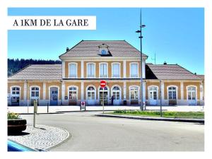 a kiwi de la gaire building on a street at Ecrin Pontissalien - Studio with Parking in Pontarlier