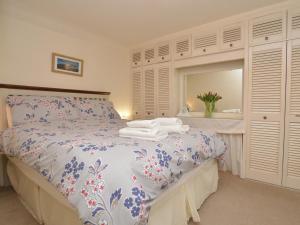a bedroom with a bed with a sink and a mirror at 1 Bed in Bridport oc-dc085 in Loders