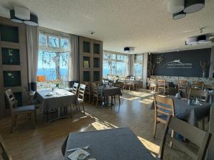 ein Restaurant mit Tischen und Stühlen in einem Raum in der Unterkunft Inklusions- und Panorama Hotel Kochsberg in Grebendorf