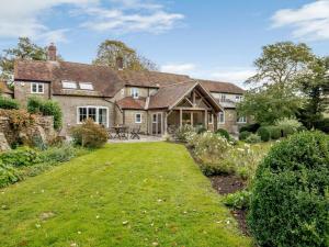 a large stone house with a large yard at 5 Bed in Wincanton oc-79062 in Hilton