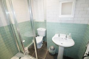 ein Badezimmer mit Toilette und Waschbecken in der Unterkunft Brookside, Hawkshead with garden and parking in popular village in Hawkshead + 6 Fotos