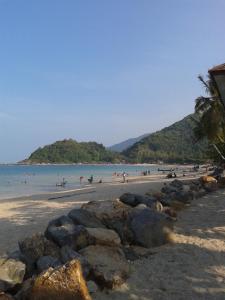 una spiaggia con un gruppo di persone in acqua di Thongsom Resort a Khanom