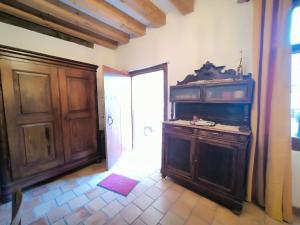 a room with a large fish tank next to a door at La Toscane Médiévale in Saramon