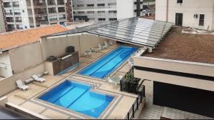 an overhead view of two swimming pools on a building at Flat próximo ao Aeroporto Congonhas Piscina, Academia e Restaurante in São Paulo +8 photos