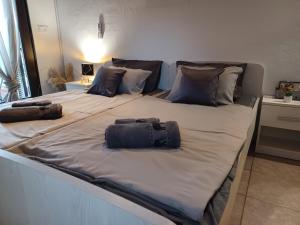 ein großes Bett mit zwei Taschen darauf in der Unterkunft Pampas studio, self check-in, private parking in Poreč