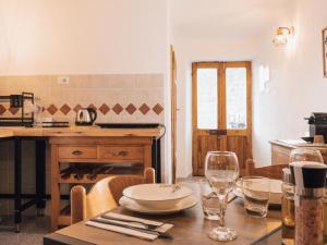 a kitchen with a wooden table with chairs and a tableasteryasteryasteryasteryastery at La casetta di Mercatello in Bagnoregio