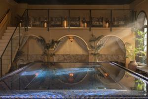 ein Swimmingpool in einem Haus mit blauen Lichtern in der Unterkunft Hotel Bristol in Oslo