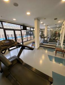 an empty gym with a treadmill in a building at Flat próximo ao Aeroporto Congonhas Piscina, Academia e Restaurante in São Paulo