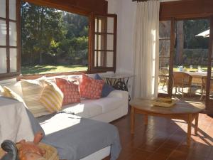 a living room with a couch and a table at El Jardí de Tamariu in Tamariu