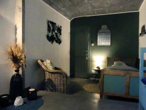 a bedroom with a bed and a green door at Suite romance in Froid-Chapelle