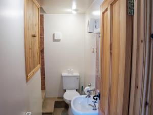 a bathroom with a white toilet and a sink at Shires Rest in Buxton