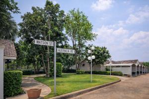 a street sign for watson street and a house at The Room Suphanburi in Ban Nong Chaeng