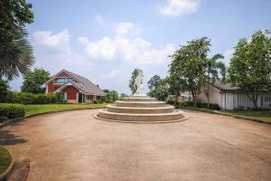 a statue sitting in the middle of a road at The Room Suphanburi in Ban Nong Chaeng