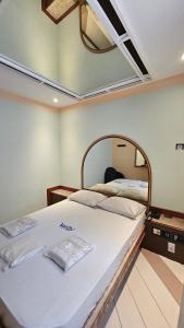 Säng eller sängar i ett rum på Hotel Vanity para adultos +12 foton