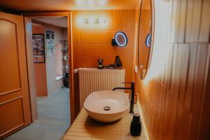a bathroom with a toilet in the middle of a room at sleepArt match point in Celle