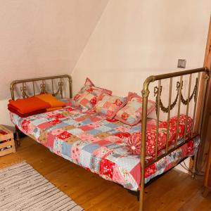 a bed with a quilt and pillows in a room at Kreativ-Kate in Kranenburg