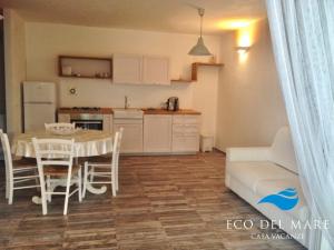 A kitchen or kitchenette at Eco del Mare