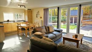 a living room with a couch and a table at Vakantiewoning d'Hoppe in Flobecq