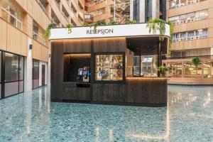 a restaurant in the middle of a building at Thon Hotel Vika Atrium in Oslo