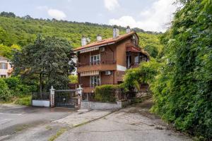 an old house in the middle of a hill at ApartVilla Trieste in Trieste