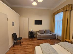 a living room with a couch and a tv at K+T Boardinghouse in Vienna
