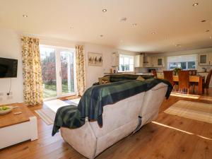 a bedroom with a large bed in the middle of a room at Snowdrop Cottage in Maidstone