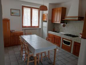 a kitchen with a table and a table and chairs at Casa Mirabella in Sirolo
